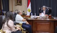 محافظ دمياط يبحث معوقات تنفيذ مشروعات حياة كريمة