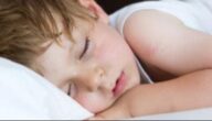 أسباب تعرق الأطفال أثناء النوم، وطرق التعامل معه