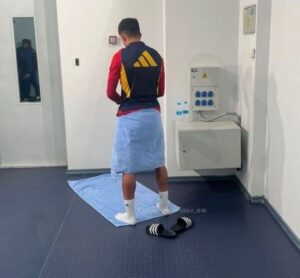 الياس اخوماش يؤدي الصلاة