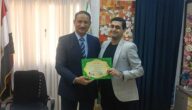 مدير تعليم الجيزة يُكرم طالب دمج متفوق بالثانوية العامة