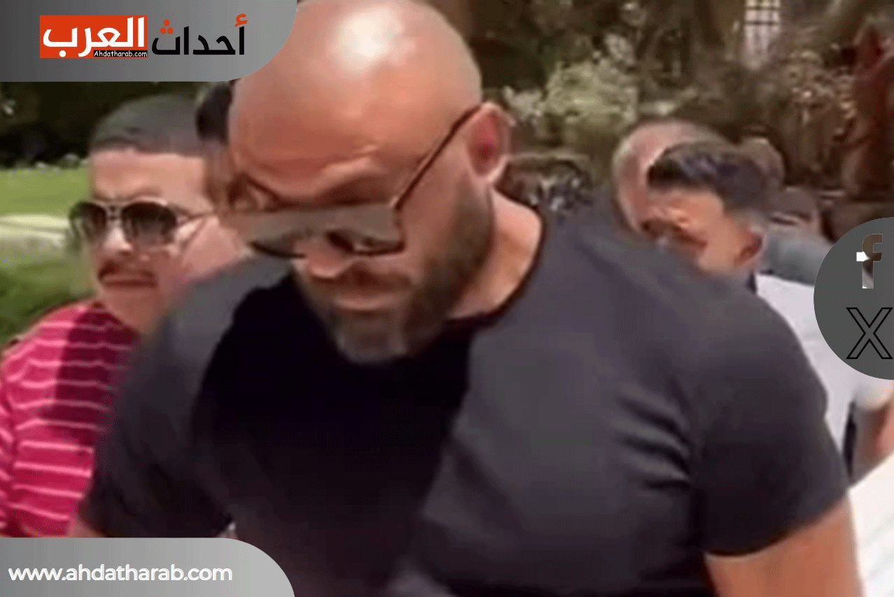 الفنان أحمد صلاح حسني خلال تشييع جنازة والده