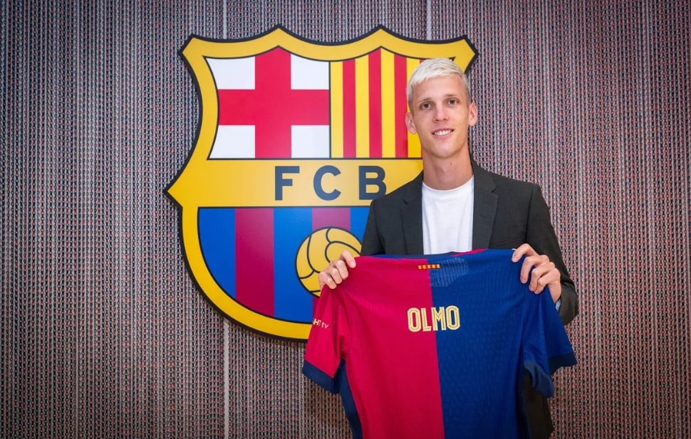 أولمو يرتدي قميص برشلونة من التوقيع الرسمي