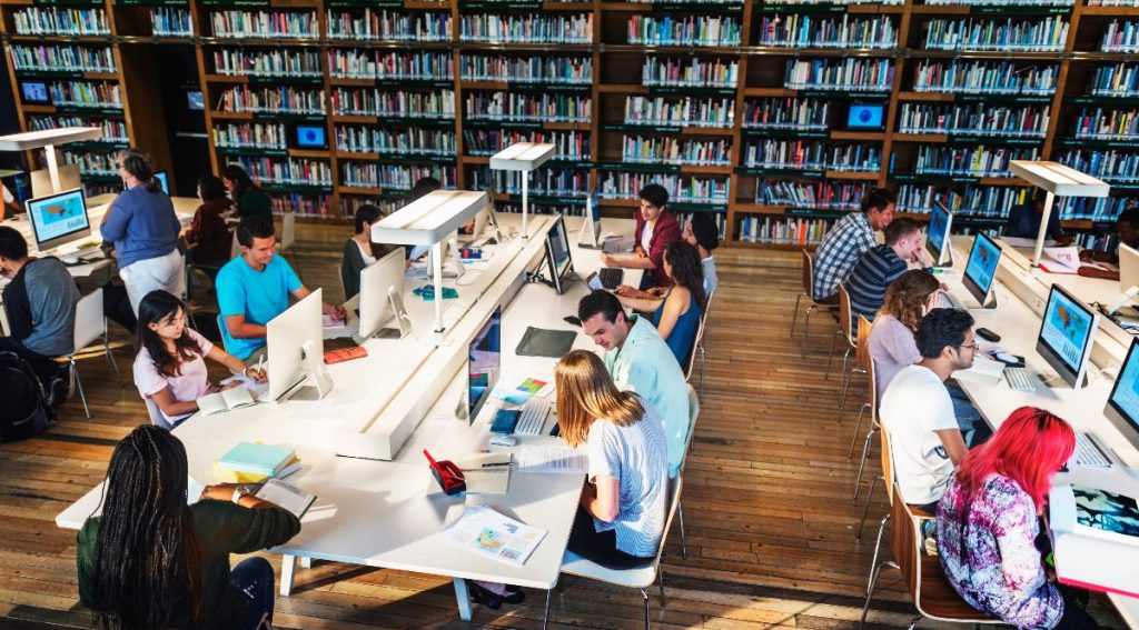 مكتبة جامعية وفرص الدراسة ضمن إيراسموس موندوس